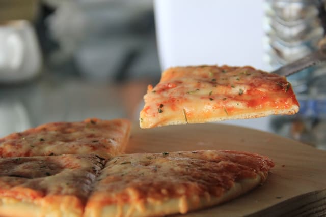 pizza aux fromages à la part