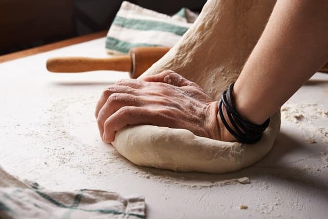 pétrissage pâte à pizza
