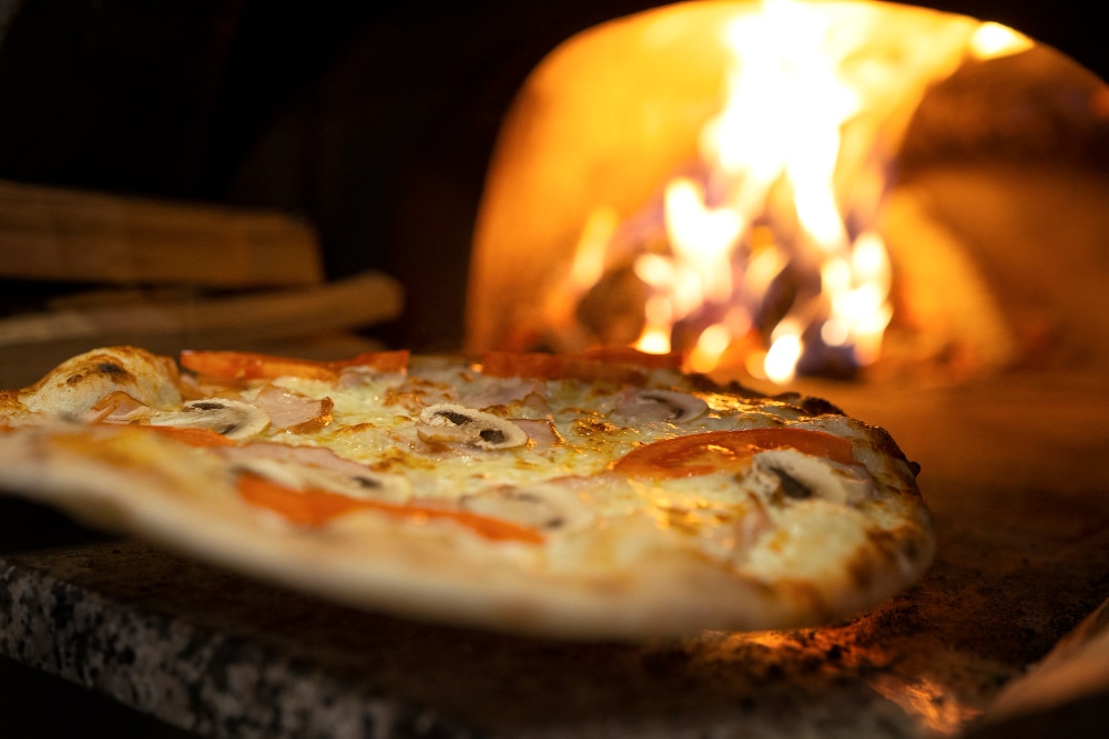 pizza qui sort du four après cuisson