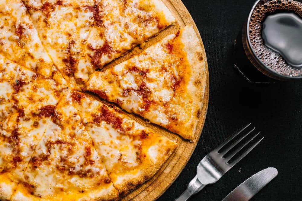 pizza Margherita sur plateau vue dessus